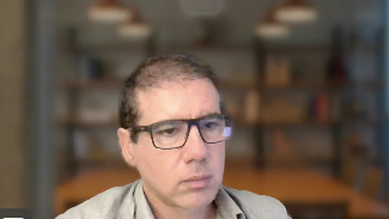 Roberto Calderon numa videochamada individual, ouvindo o dono da empresa