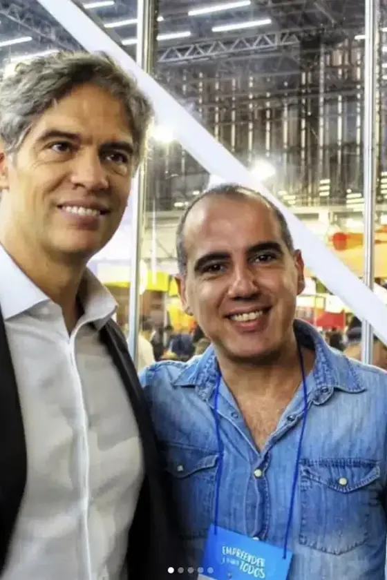 Roberto Calderon ao lado de Ricardo Amorim em debate