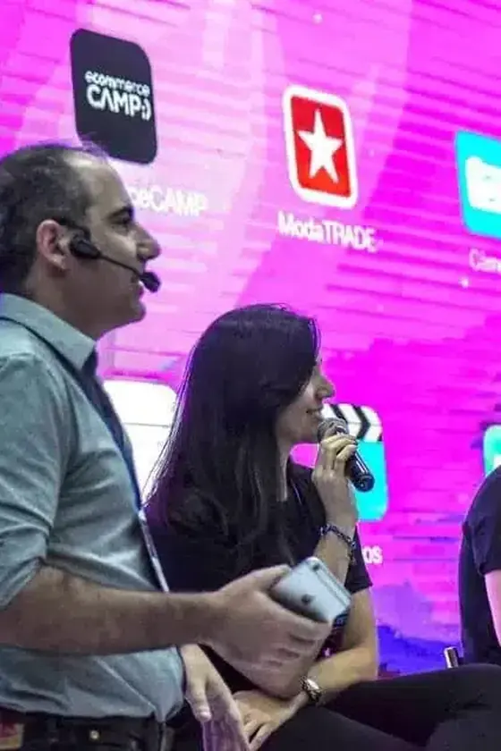 Roberto Calderon falando num painel de mercado