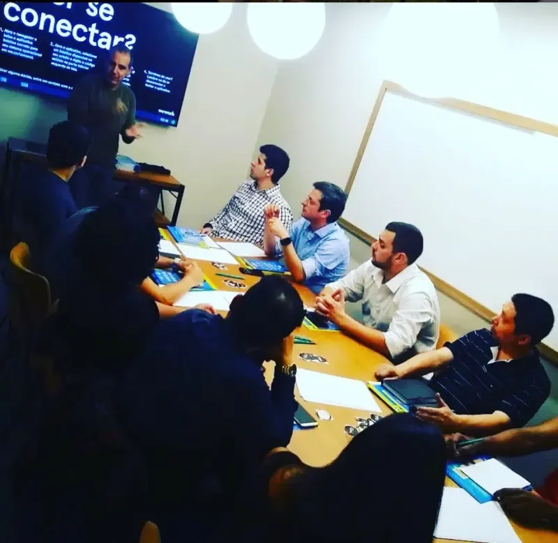 Roberto Calderon dando aula para uma turma de donos de empresa