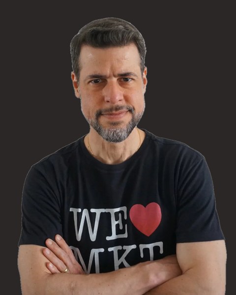 Fábio Madia, de camiseta We love Marketing, braços cruzados